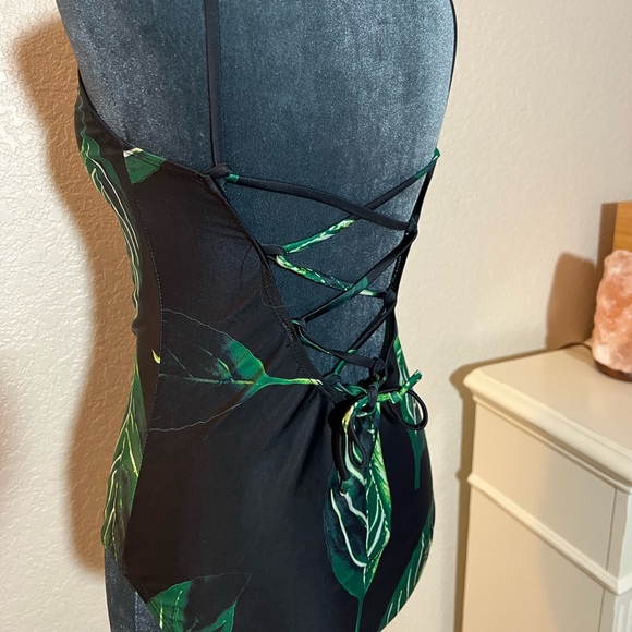 NWOT BLACK LACE-UP ADJUSTABLE LOW BACK ONE PIECE WITH TROPICAL LEAF PRINT - Picture 9 of 11